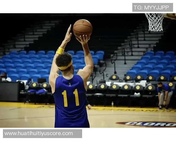 克莱空切未能命中半空篮引发争议疑似遭对手推搡不满摊手抗议